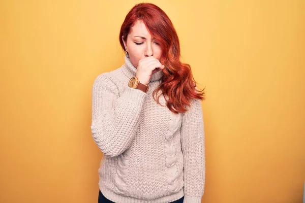 年轻美丽的红头发女人穿着宽松的毛衣 披着黄色背景的毛衣 感觉不舒服 咳嗽是感冒或支气管炎的症状 保健概念 — 图库照片