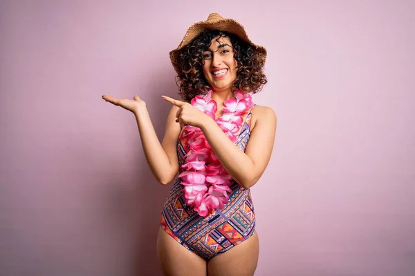 Junge Schöne Araberin Urlaub Badeanzug Und Hawaiianischen Lei Blumen Erstaunt — Stockfoto