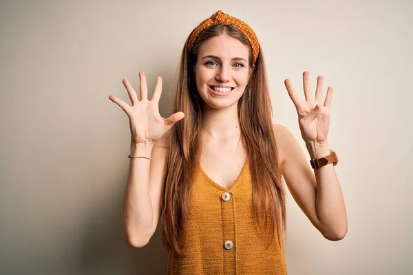 Ung Vacker Rödhårig Kvinna Bär Casual Shirt Och Diadem Över — Stockfoto