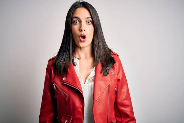 Mujer Morena Joven Con Ojos Azules Vistiendo Chaqueta Casual Roja — Foto de Stock