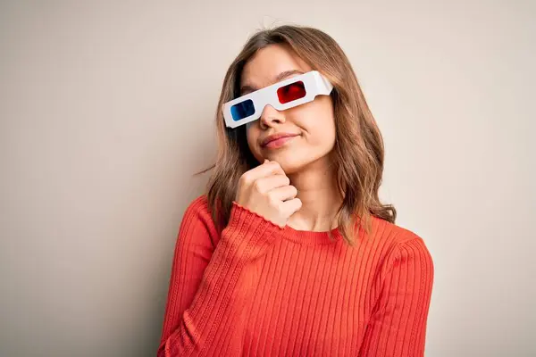 Chica Rubia Joven Con Gafas Cine Sobre Fondo Aislado Con — Foto de Stock