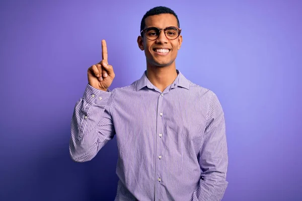 Snygg Afrikansk Amerikansk Man Bär Randig Skjorta Och Glasögon Över — Stockfoto
