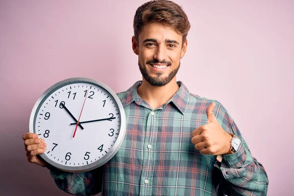 Jovem Com Barba Fazendo Contagem Regressiva Usando Relógio Grande Sobre — Fotografia de Stock