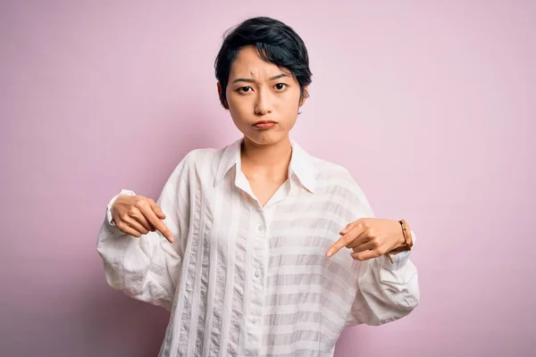 Jong Mooi Aziatisch Meisje Dragen Casual Shirt Staan Geïsoleerde Roze — Stockfoto