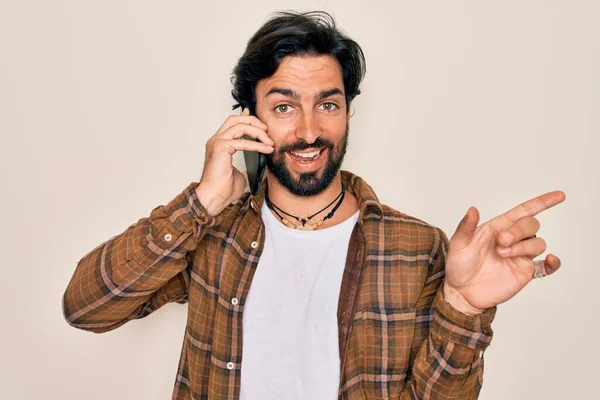 Mladý Pohledný Hispánec Který Povídá Smartphonu Velmi Šťastně Ukazuje Rukou — Stock fotografie