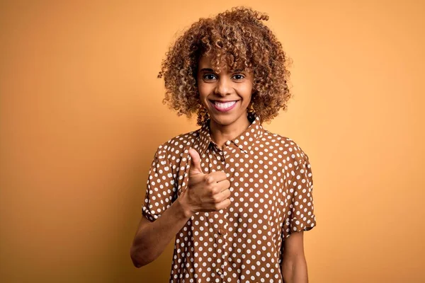 Ung Vacker Afrikansk Amerikansk Kvinna Bär Casual Skjorta Står Över — Stockfoto