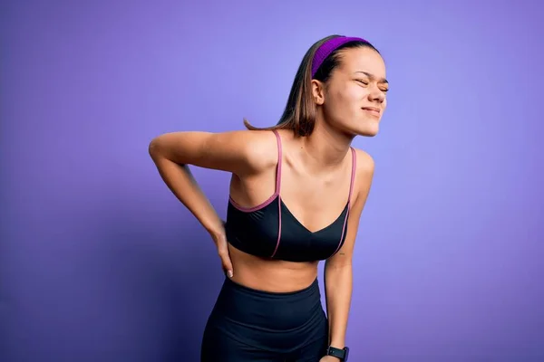 Junge Schöne Sportliche Mädchen Beim Sport Sportbekleidung Über Isoliertem Lila — Stockfoto