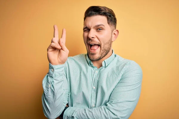 Jovem Homem Negócios Com Olhos Azuis Vestindo Elegante Camisa Verde — Fotografia de Stock