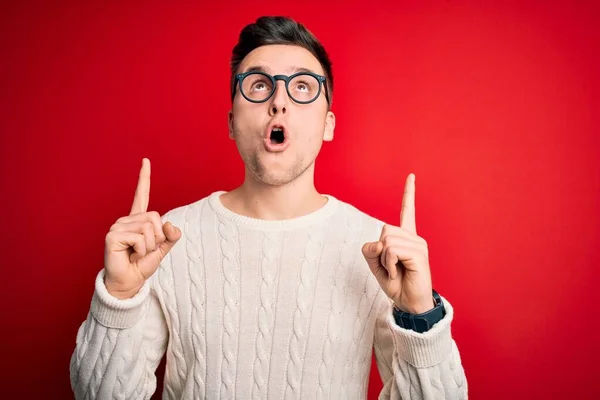 Junger Gutaussehender Kaukasischer Mann Mit Brille Und Lässigem Winterpullover Vor — Stockfoto