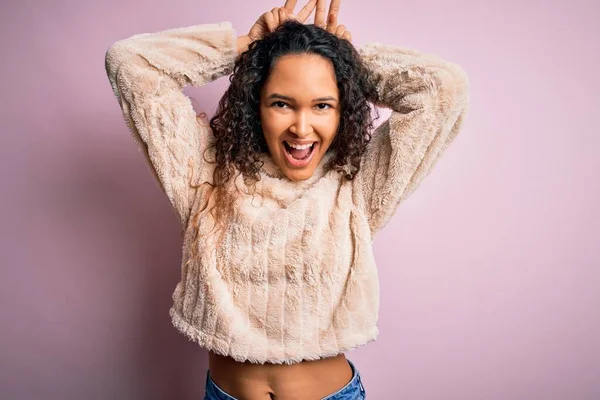 Jonge Mooie Vrouw Met Krullend Haar Dragen Casual Trui Staan — Stockfoto