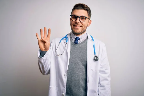 Jovem Médico Homem Com Olhos Azuis Vestindo Casaco Médico Estetoscópio — Fotografia de Stock