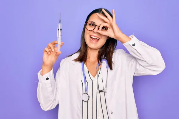 Junge Schöne Brünette Ärztin Trägt Stethoskop Mit Spritze Impfung Lächelnd — Stockfoto