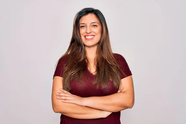 Mulher Hispânica Jovem Vestindo Camiseta Casual Sobre Fundo Isolado Rosto — Fotografia de Stock