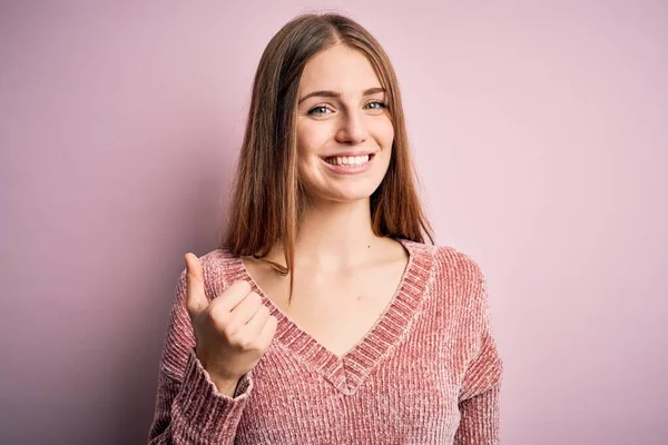 Jovem Mulher Ruiva Bonita Vestindo Camisola Casual Sobre Fundo Rosa — Fotografia de Stock