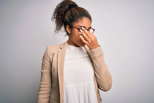 Beyaz Arka Planda Ceket Gözlük Takan Güzel Afro Amerikalı Kadını — Stok fotoğraf