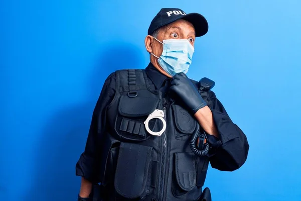 Petugas Polisi Dewasa Mengenakan Topeng Medis Coronavirus Dan Konsep Karantina — Stok Foto