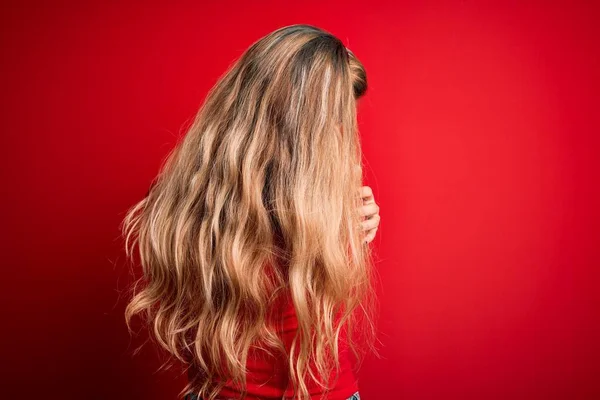 Jovem Mulher Loira Bonita Vestindo Camiseta Casual Sobre Fundo Vermelho — Fotografia de Stock