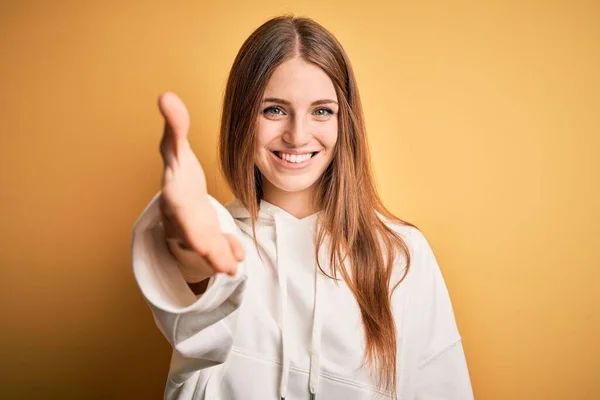 Jovem Mulher Bonita Ruiva Desportiva Vestindo Camisola Sobre Fundo Amarelo — Fotografia de Stock