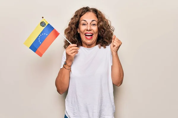 Middelbare Leeftijd Mooie Toeristische Vrouw Met Venezuelan Vlag Geïsoleerde Witte — Stockfoto