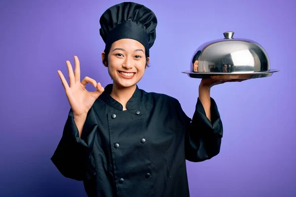 Ung Vacker Kinesisk Kock Kvinna Bär Spis Uniform Och Hatt — Stockfoto