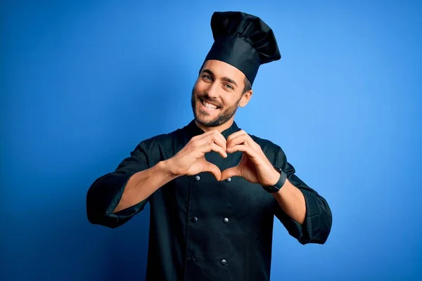 Joven Hombre Guapo Chef Con Barba Con Uniforme Cocina Sombrero — Foto de Stock