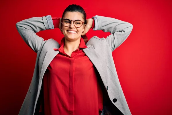 Joven Hermosa Mujer Negocios Morena Con Chaqueta Gafas Sobre Fondo —  Fotos de Stock