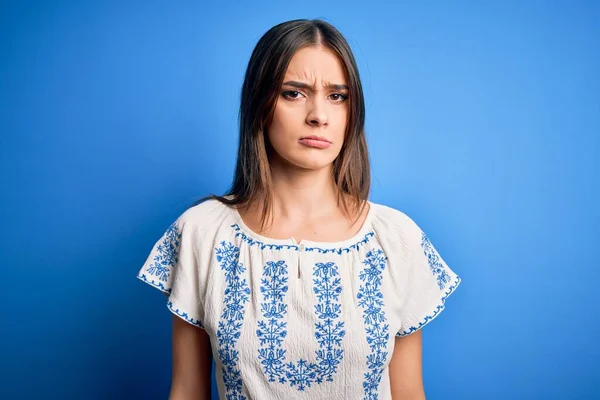 Junge Schöne Brünette Frau Lässigem Shirt Steht Über Blauem Hintergrund — Stockfoto