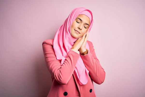 Νεαρό Όμορφο Κορίτσι Φορώντας Muslim Χιτζάμπ Στέκεται Πάνω Από Απομονωμένο — Φωτογραφία Αρχείου