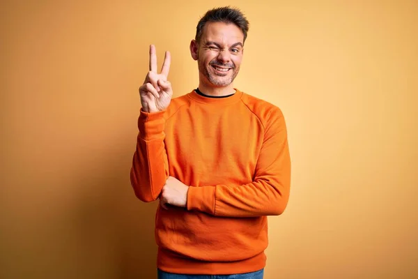 Ein Junger Gutaussehender Mann Orangefarbenem Lässigen Pullover Steht Vor Isoliertem — Stockfoto
