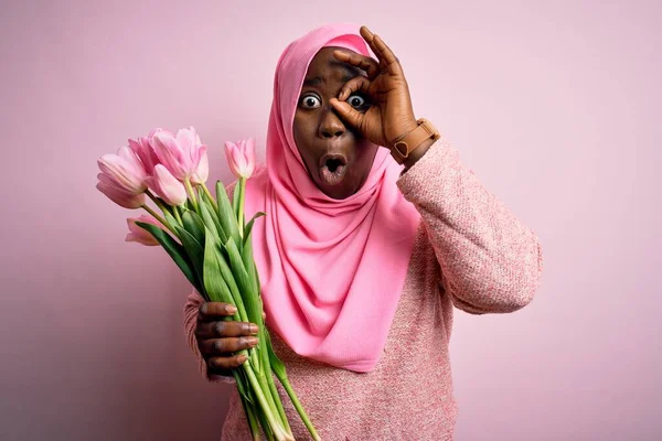 Young African American Size Woman Wearing Muslim Hijab Holding Bouquet — Stock Photo, Image