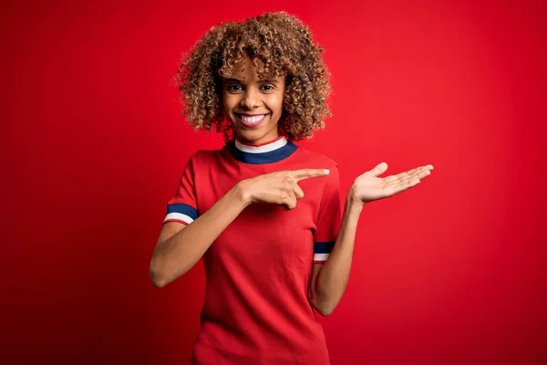Młoda Piękna Afrykańska Kobieta Ubrana Luźny Shirt Stojąca Nad Czerwonym — Zdjęcie stockowe