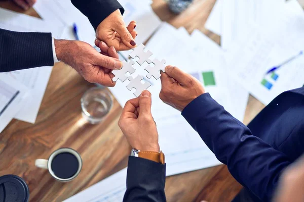 Gruppo Mani Affari Che Cercano Collegare Pezzi Puzzle Ufficio — Foto Stock