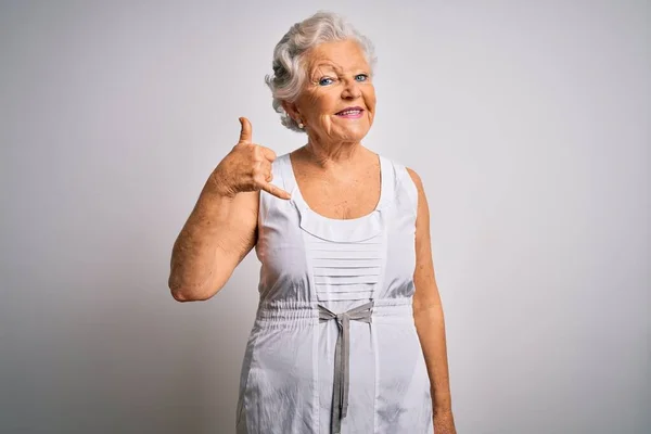 Starší Krásná Šedovlasá Žena Neformálních Letních Šatech Bílém Pozadí Usmívající — Stock fotografie
