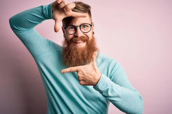 Manejante Irlandés Cabeza Roja Con Barba Usando Gafas Sobre Fondo — Foto de Stock