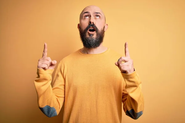 Bonito Careca Homem Com Barba Vestindo Casuais Camisola Sobre Amarelo — Fotografia de Stock