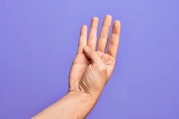 Mão Jovem Caucasiano Mostrando Dedos Sobre Fundo Roxo Isolado Contando — Fotografia de Stock