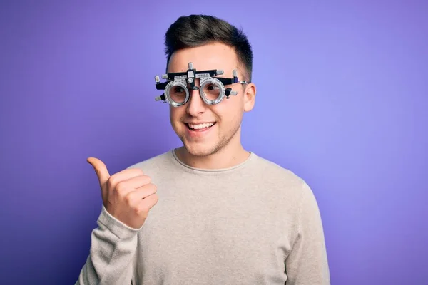 Jovem Caucasiano Bonito Vestindo Óculos Optométricos Sobre Fundo Roxo Sorrindo — Fotografia de Stock