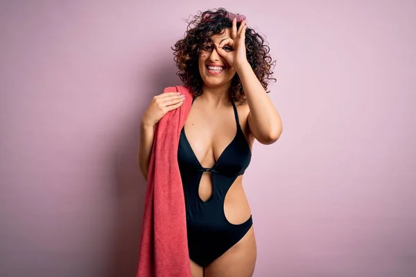 Young Beautiful Curly Arab Woman Vacation Wearing Swimsuit Holding Beach — Stock Photo, Image