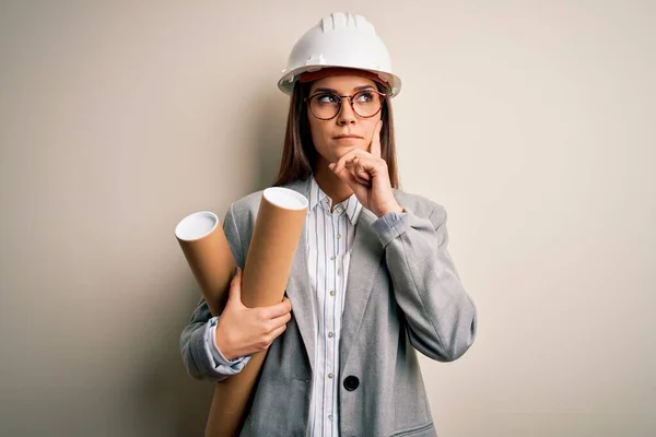 Junge Schöne Architektin Mit Schutzhelm Und Brille Die Baupläne Hält — Stockfoto