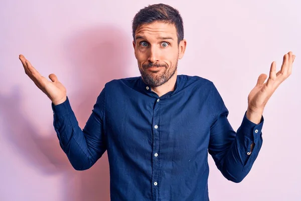 Joven Hombre Guapo Con Camisa Casual Pie Sobre Fondo Rosa —  Fotos de Stock