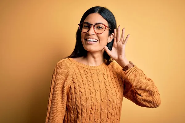 Joven Mujer Hispana Hermosa Con Gafas Sobre Fondo Aislado Amarillo —  Fotos de Stock