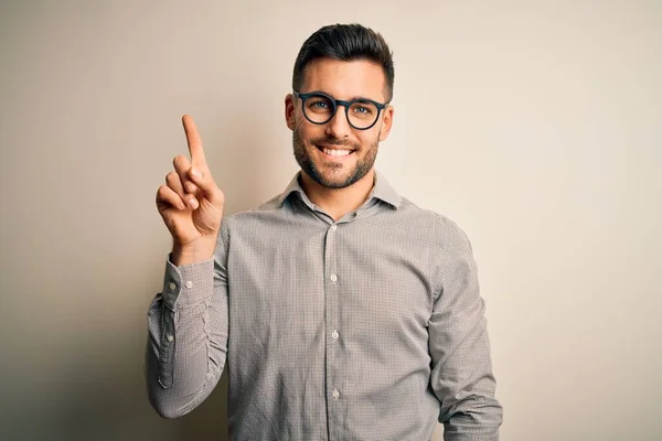 Jonge Knappe Man Draagt Elegante Shirt Bril Geïsoleerde Witte Achtergrond — Stockfoto