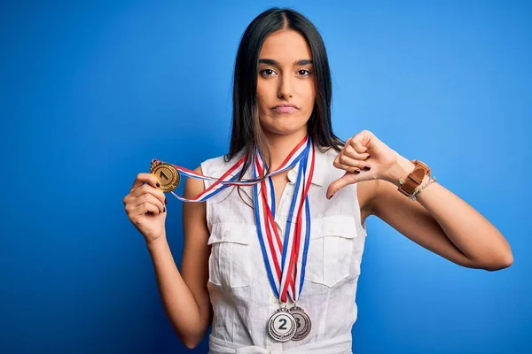 Νεαρή Όμορφη Μελαχρινή Γυναίκα Πρωταθλητής Atthete Κερδίζει Μετάλλια Πάνω Από — Φωτογραφία Αρχείου