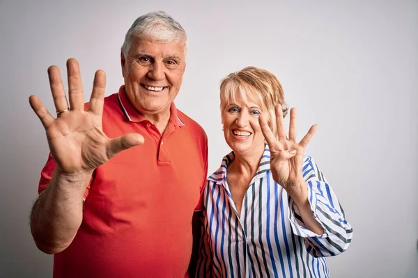 Senior Bella Coppia Piedi Insieme Sfondo Bianco Isolato Mostrando Indicando — Foto Stock