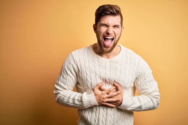 Pemuda Berambut Pirang Dengan Jenggot Dan Mata Biru Mengenakan Sweater — Stok Foto