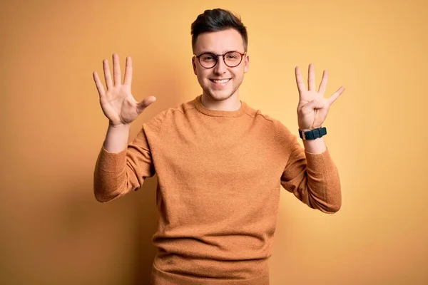 Junger Gutaussehender Kaukasischer Mann Mit Brille Und Lässigem Winterpullover Vor — Stockfoto