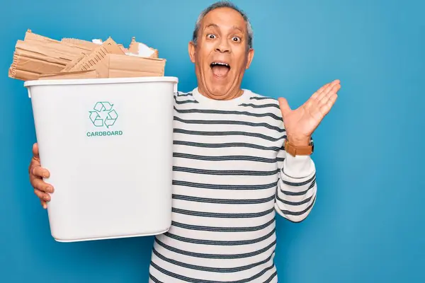 Senior Człowiek Recyklingu Trzymając Kosz Śmieci Tektury Recyklingu Niebieskim Tle — Zdjęcie stockowe