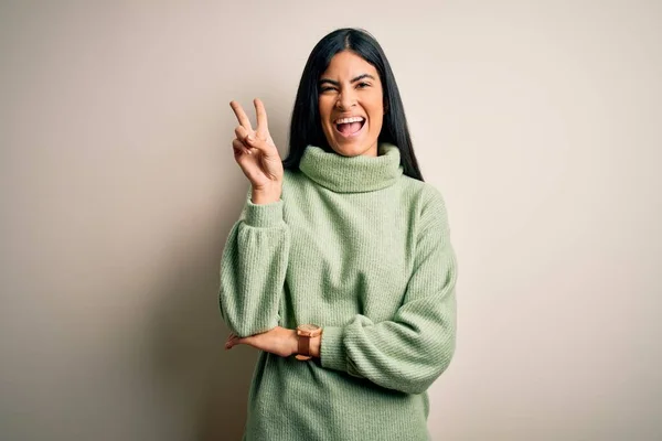 Junge Schöne Hispanische Frau Grünem Winterpullover Vor Isoliertem Hintergrund Lächelt — Stockfoto