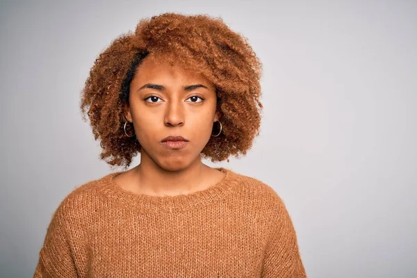 Ung Vacker Afroamerikansk Afro Kvinna Med Lockigt Hår Bär Casual — Stockfoto