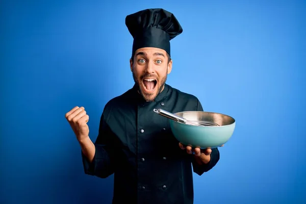 Mladý Kuchař Muž Vousy Nosit Uniformu Pomocí Whisk Mísa Přes — Stock fotografie